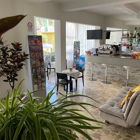 Hotel Barbiani Ричоне Екстериор снимка